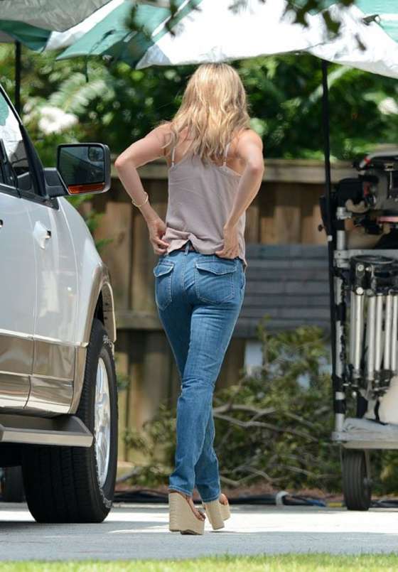 Jennifer Aniston - In jeans on the set of "We're the Millers" in Wilmington